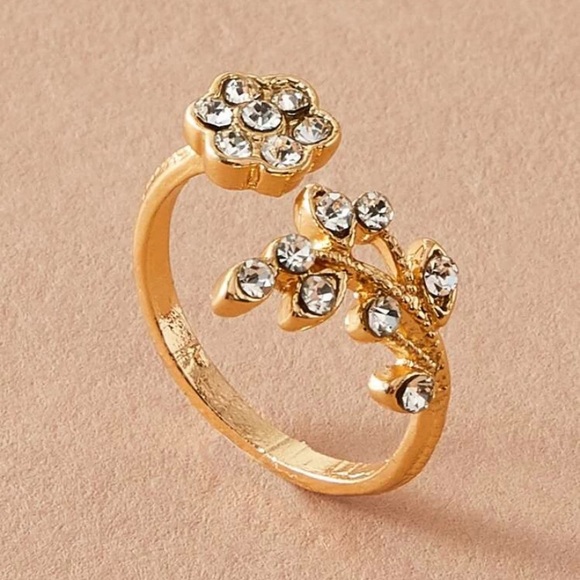 Adjustable Flower Ring 🌸 - Picture 3 of 4